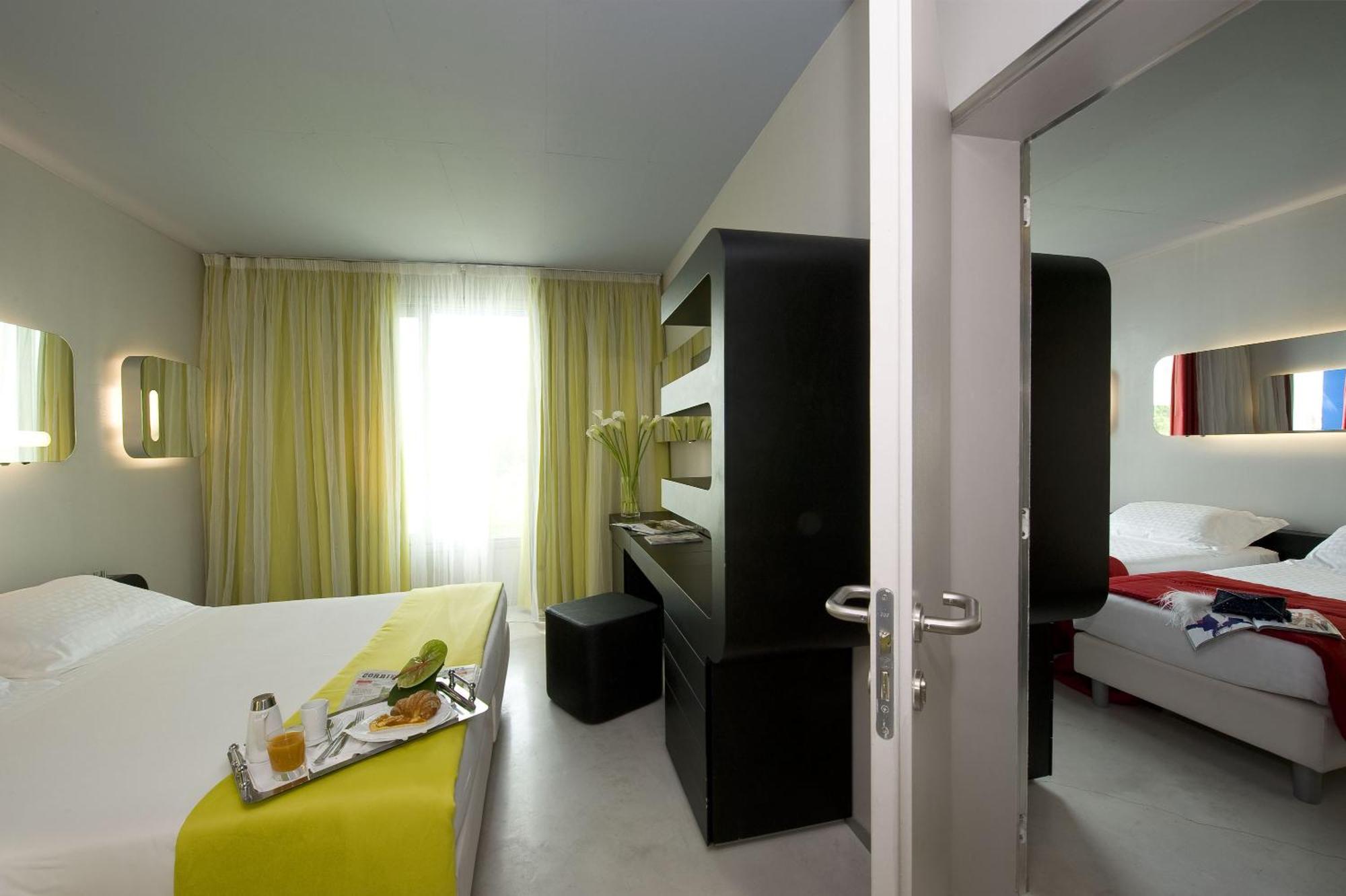 Connecting Room