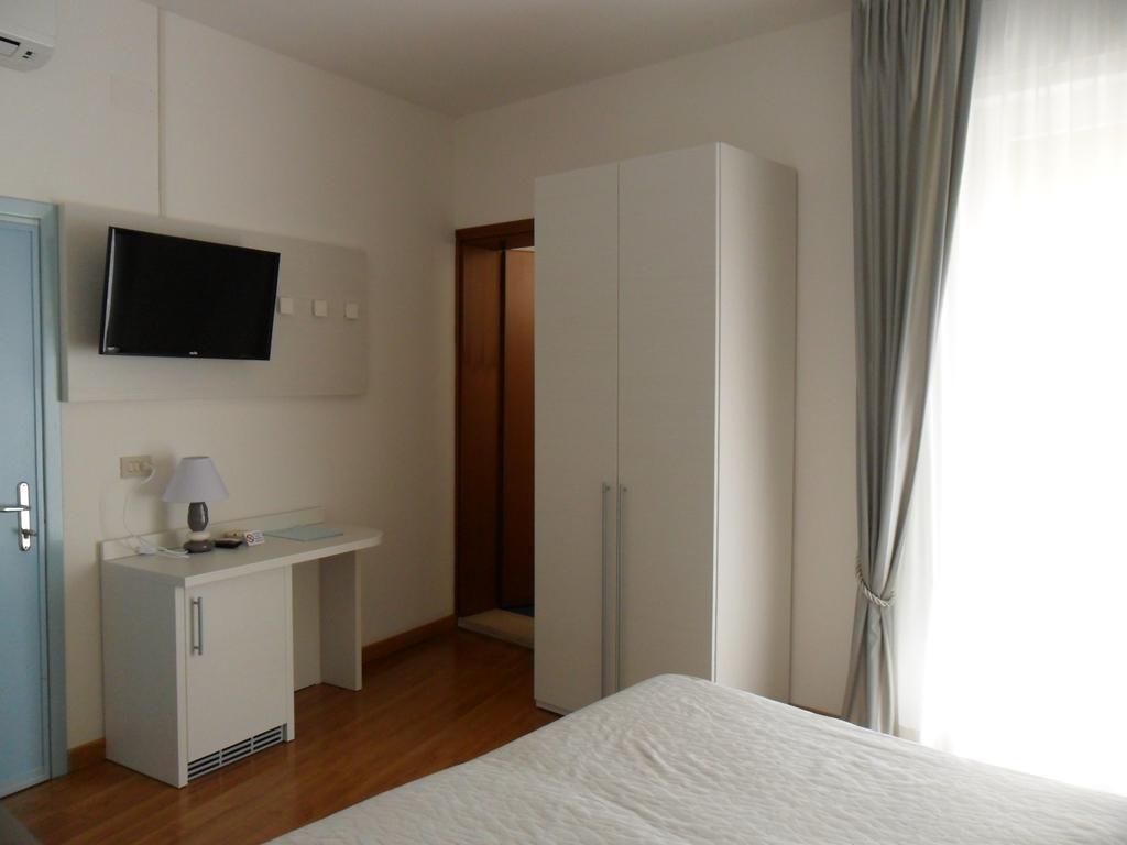 Triple Room with balcony and side Sea View