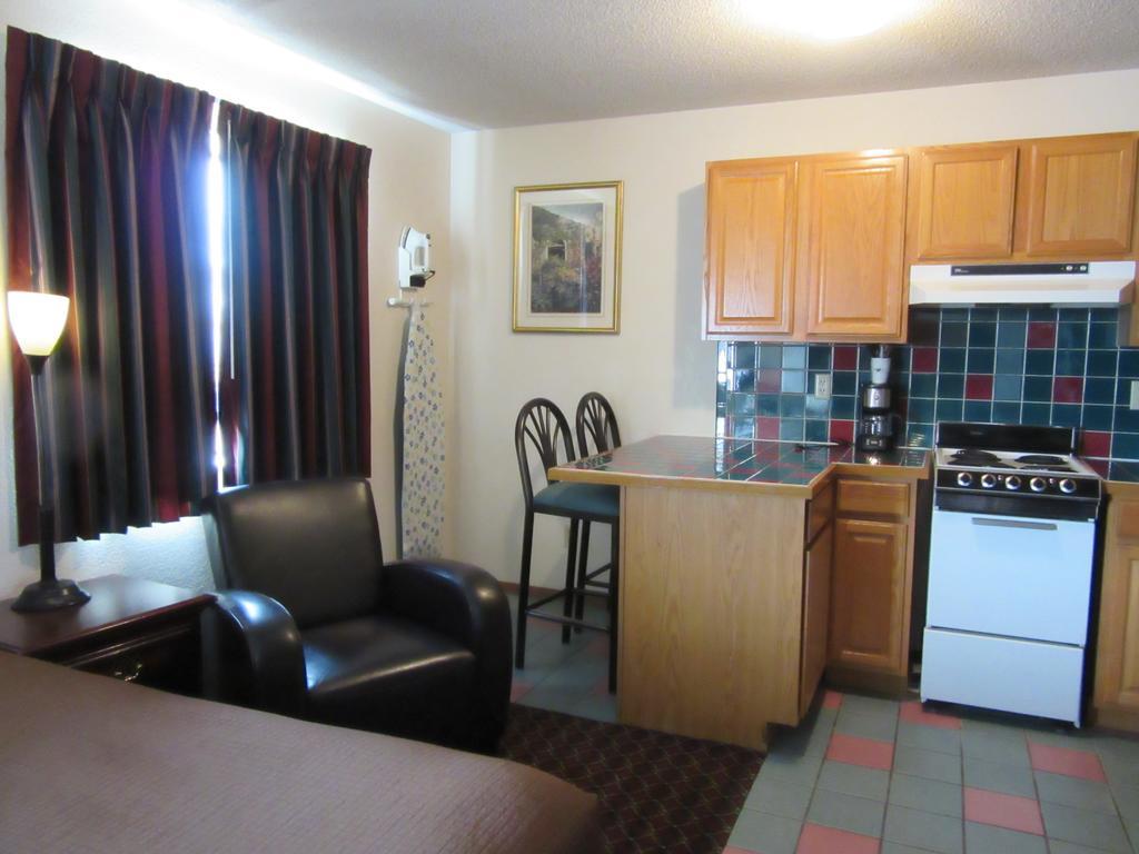 Queen Suite Two Queen Beds Kitchen Non-Smoking