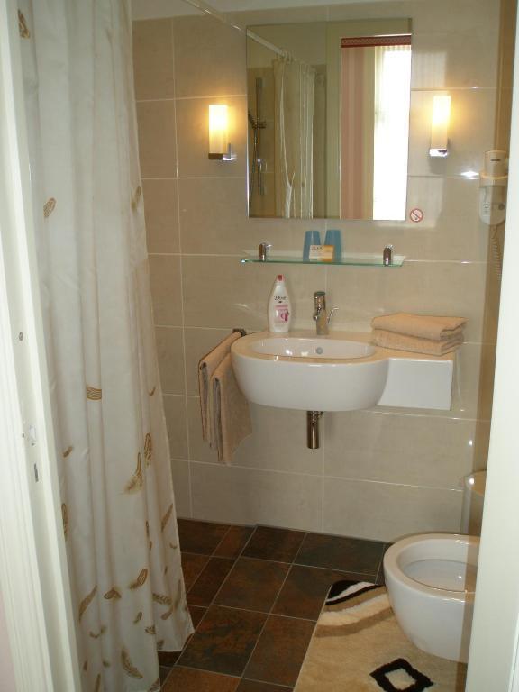 Standard Triple Room,49938666:JPEG