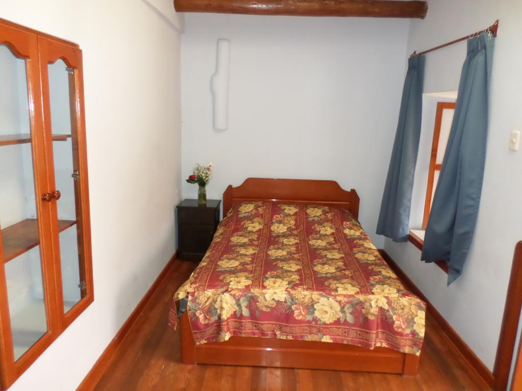 Quarto Individual Standard com Banheiro Compartilhado