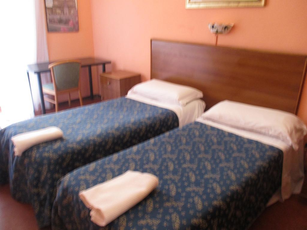 Chambre Lits Jumeaux avec Salle de Bains Commune