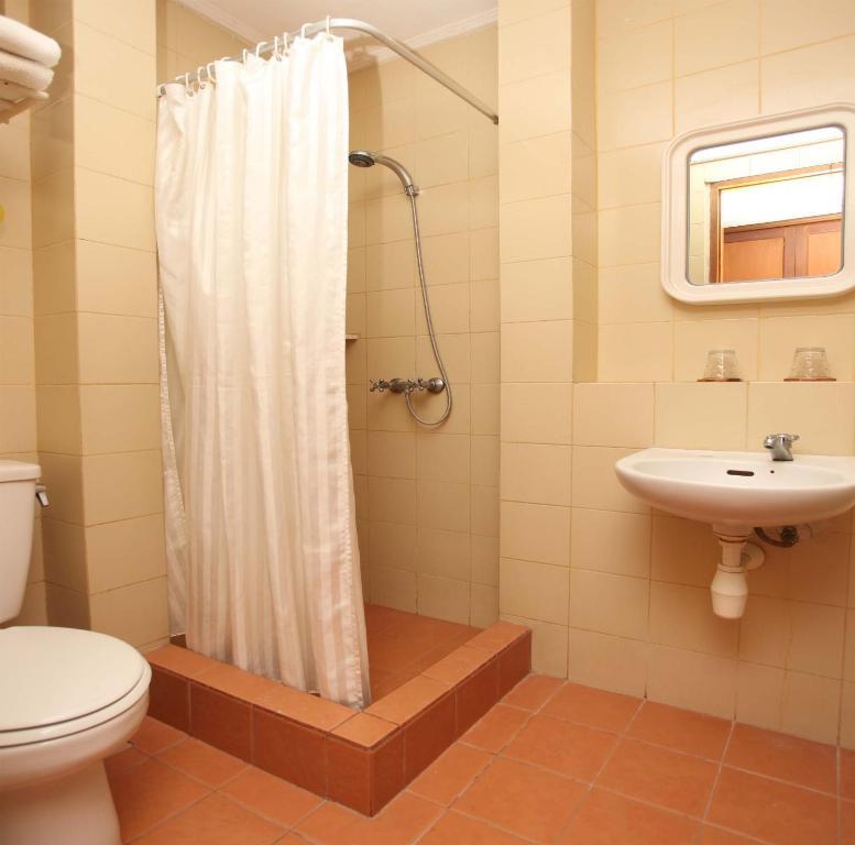 Dreibettzimmer mit Poolblick
