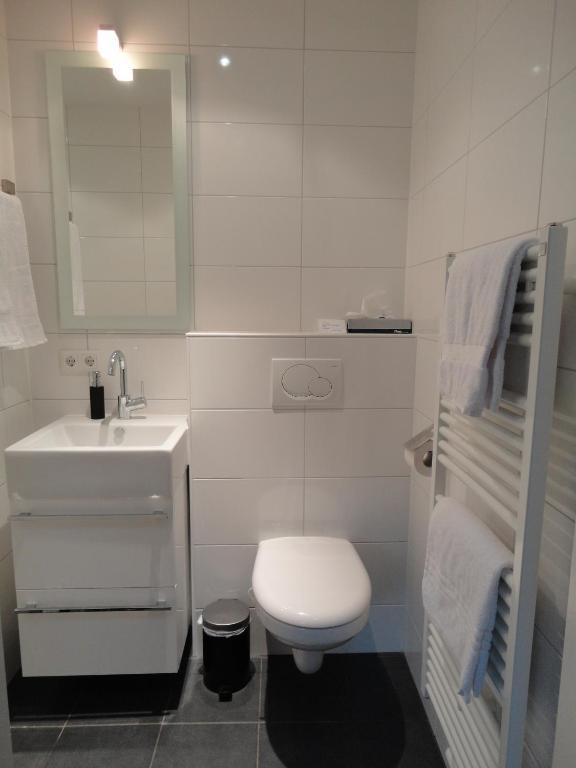 Economy Twin Room with Private Bathroom