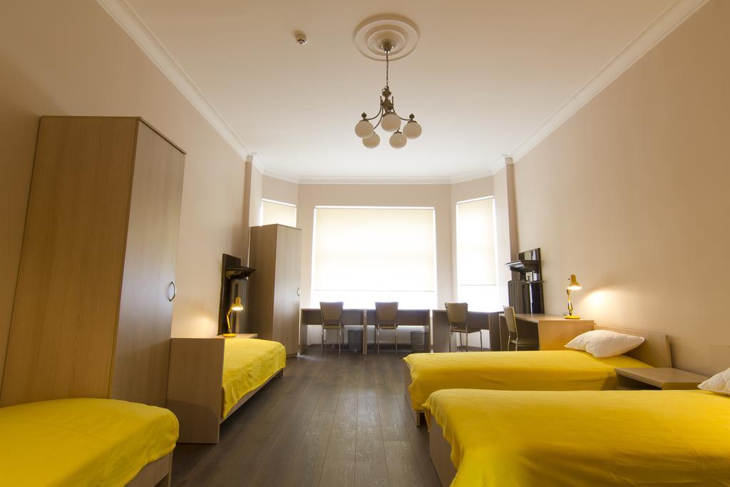 Habitación Cuádruple con ducha y aseo compartidos