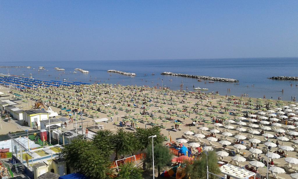 Dreibettzimmer mit teilweisem Meerblick und Zugang zum Strand
