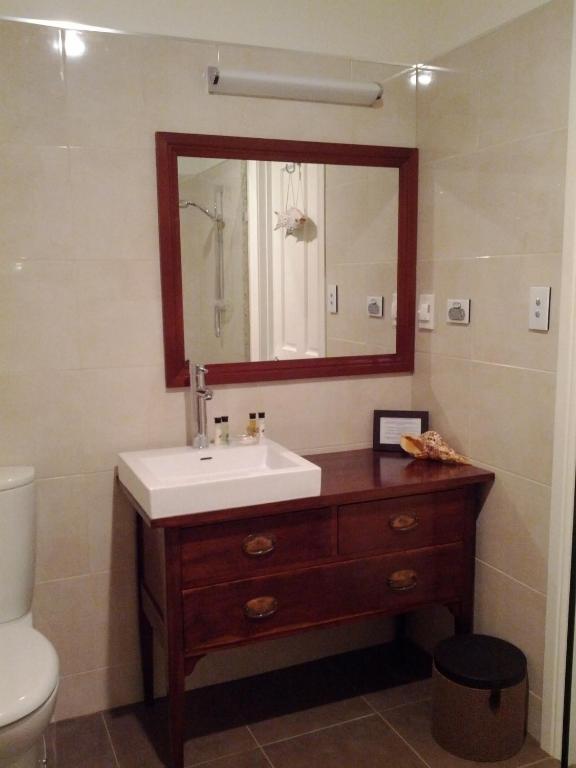 Weatherly Queen Suite