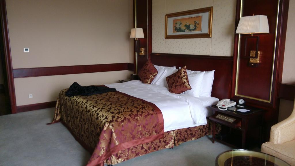 One-Bedroom King Suite with Whirlpool - Non-Smoking