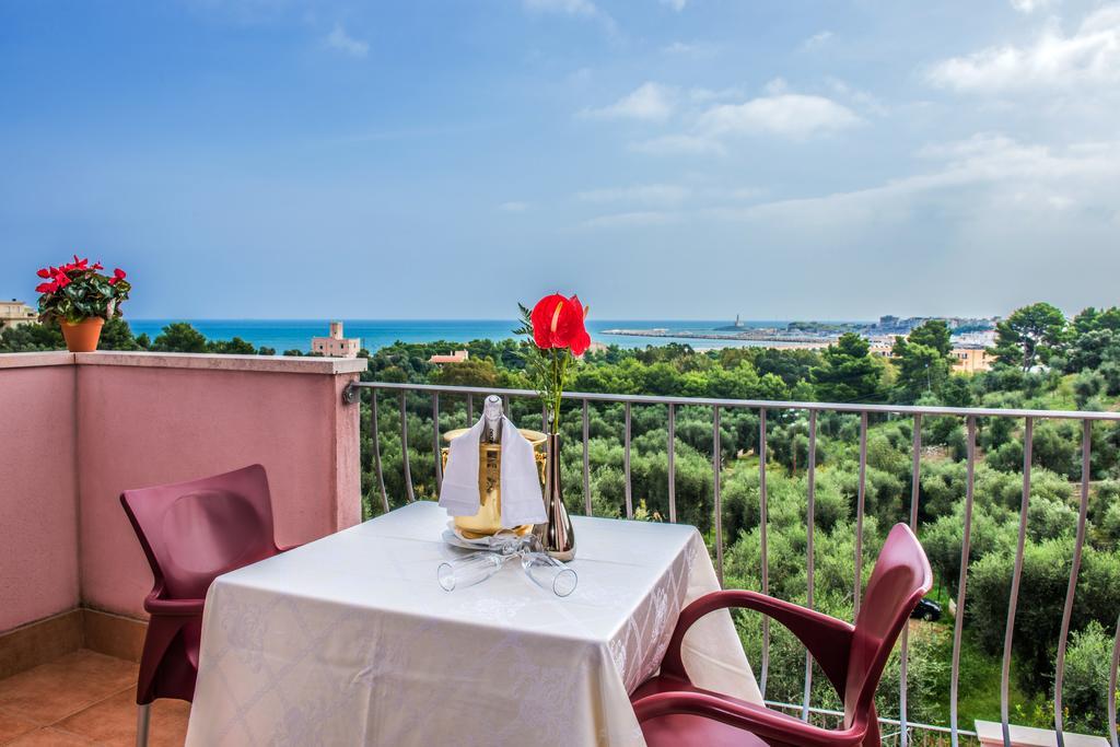 Double Room with Balcony and Sea View