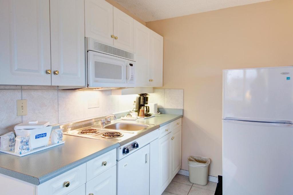 Upgraded Queen Room Two Queen Beds Kitchenette Non-Smoking,154476488:JPEG