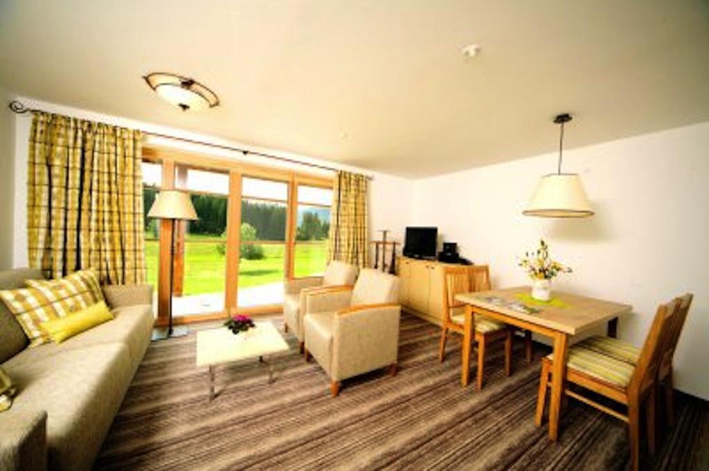Großes Apartment mit 1 Schlafzimmer und Balkon