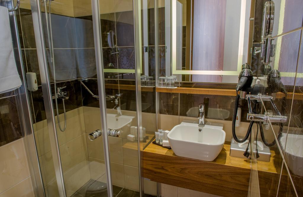 Small Double Room,215460266:JPEG