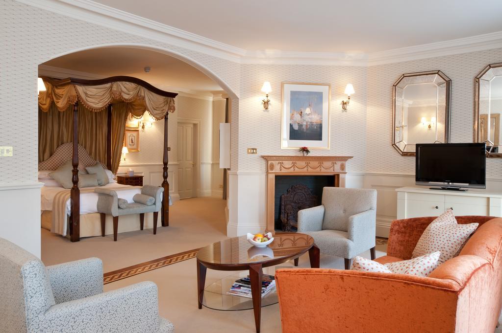 Four Poster Bed Suite