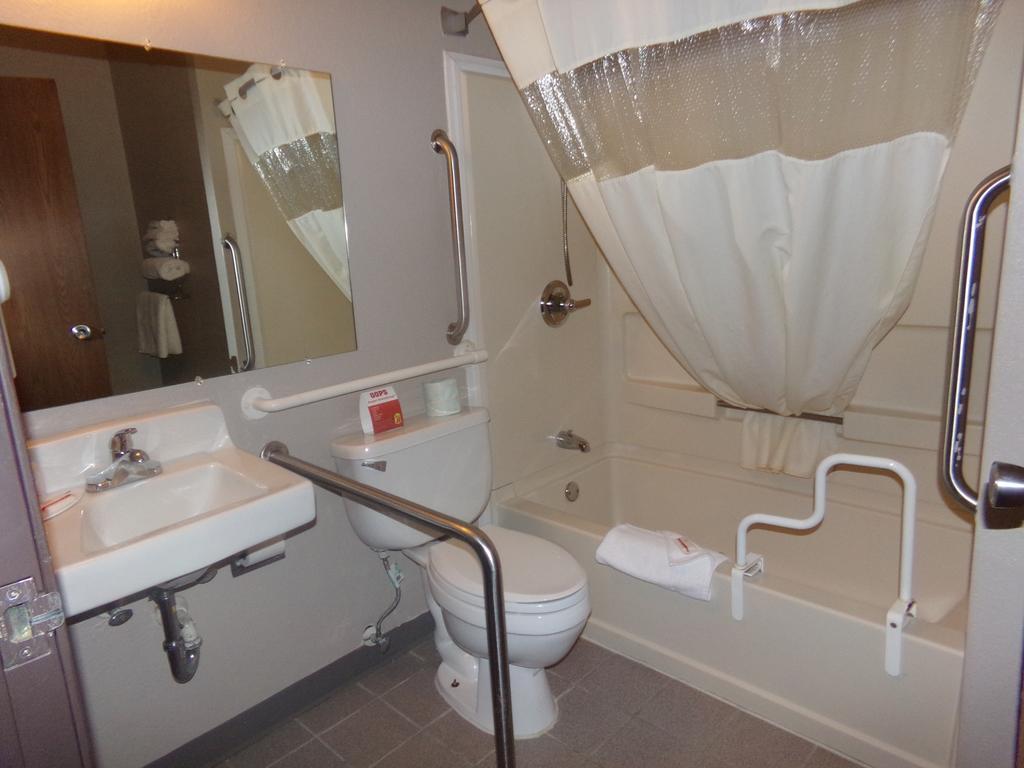 Queen Room - Disability Access/Non-Smoking
