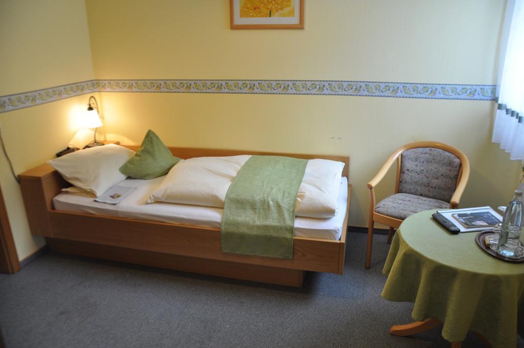 Single Room,217917743:JPEG