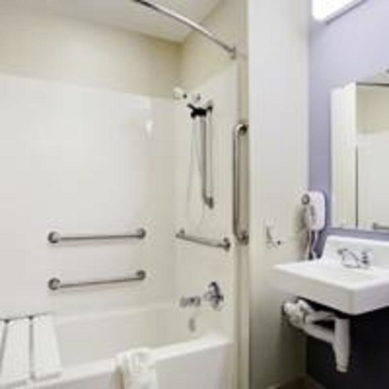 Deluxe Queen Room - Mobility Access/Non-Smoking