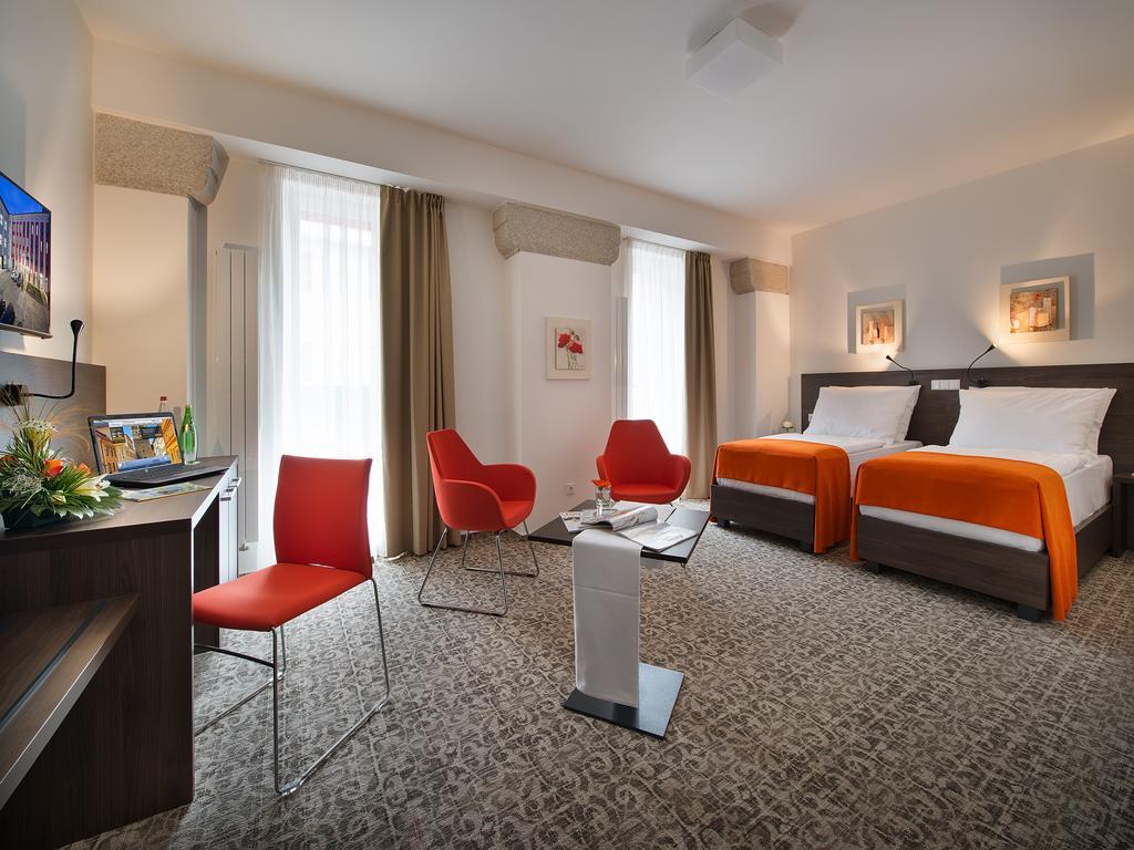 Doppel- oder Zweibettzimmer