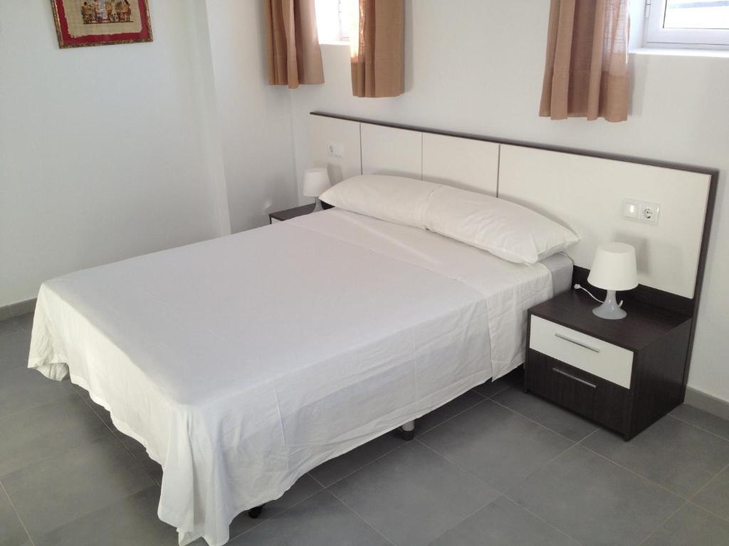 Habitación con cama grande