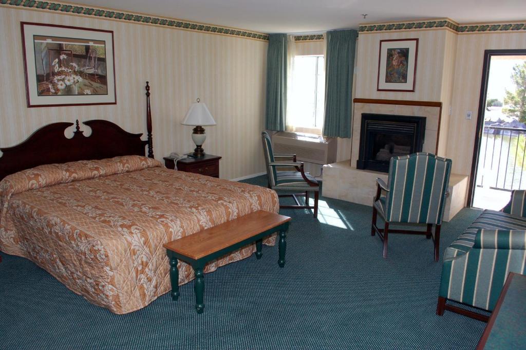Queen Room with Two Queen Beds and Lake View