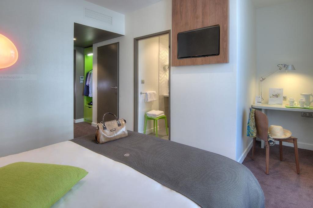Two Adjacent Double Rooms (non communicating)