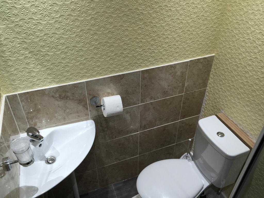Tweepersoonskamer met 2 Aparte Bedden en Douche