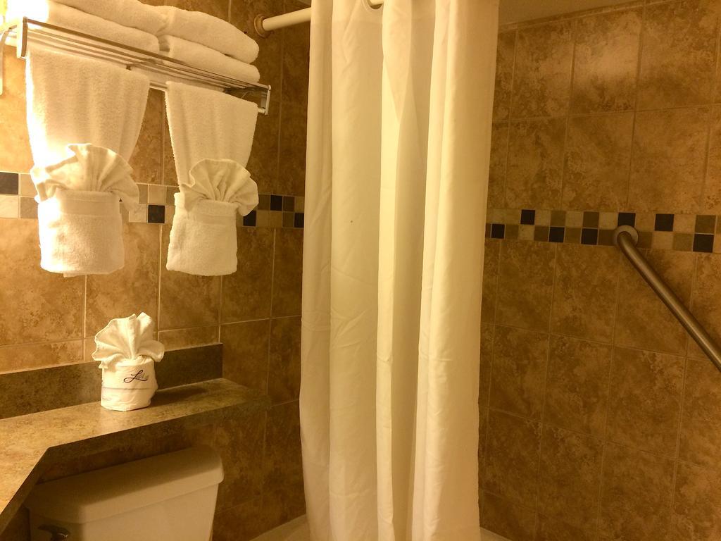 Queen Suite with Pool View