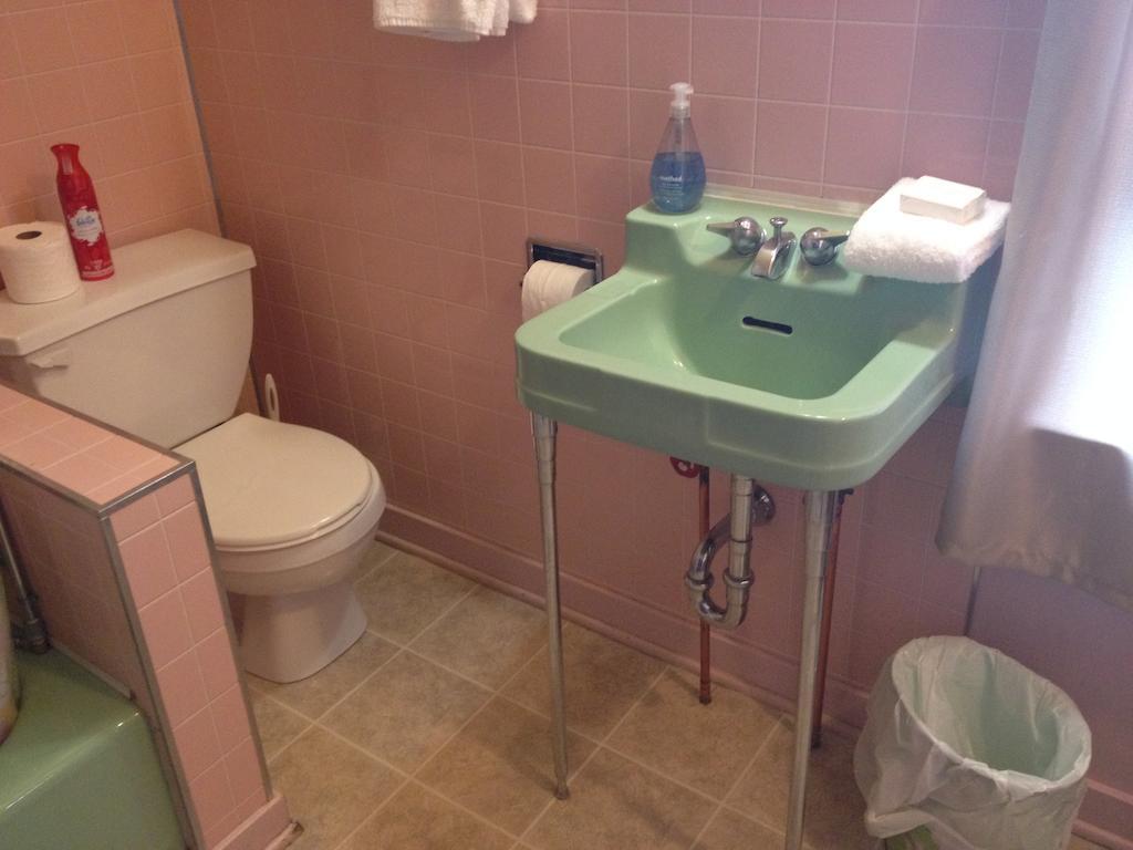 Queen Room with Private Bathroom and Mountain View