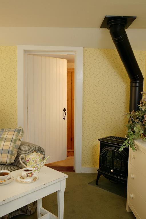 Standard Queen Room with Fireplace - Main (Garden Room)