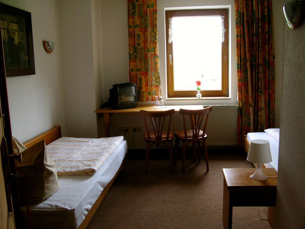 Doppel- oder Zweibettzimmer