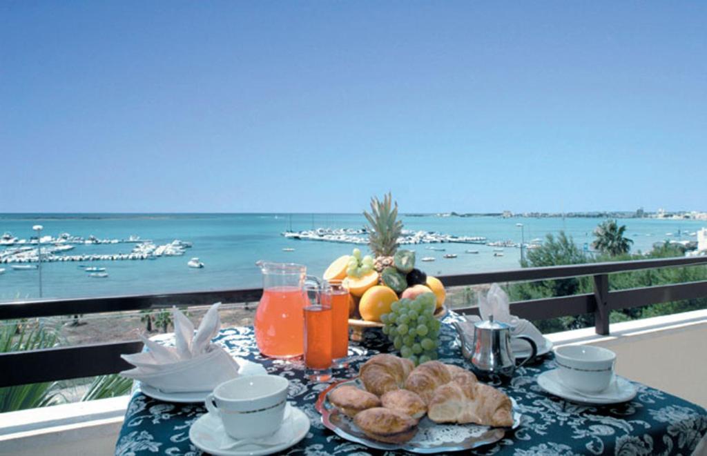 Deluxe Double Room with Balcony and Sea View