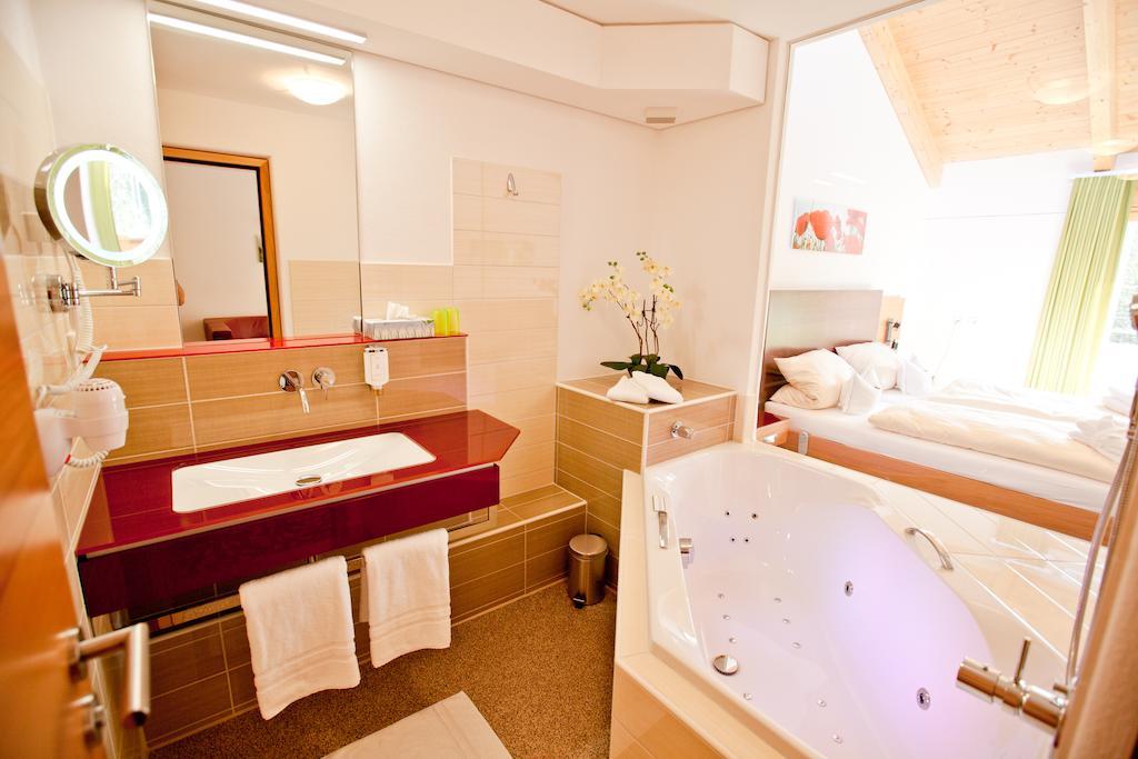 Doppelzimmer mit Whirlpool-Badewanne