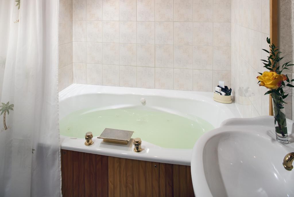 Deluxe Queen Room with Spa Bath