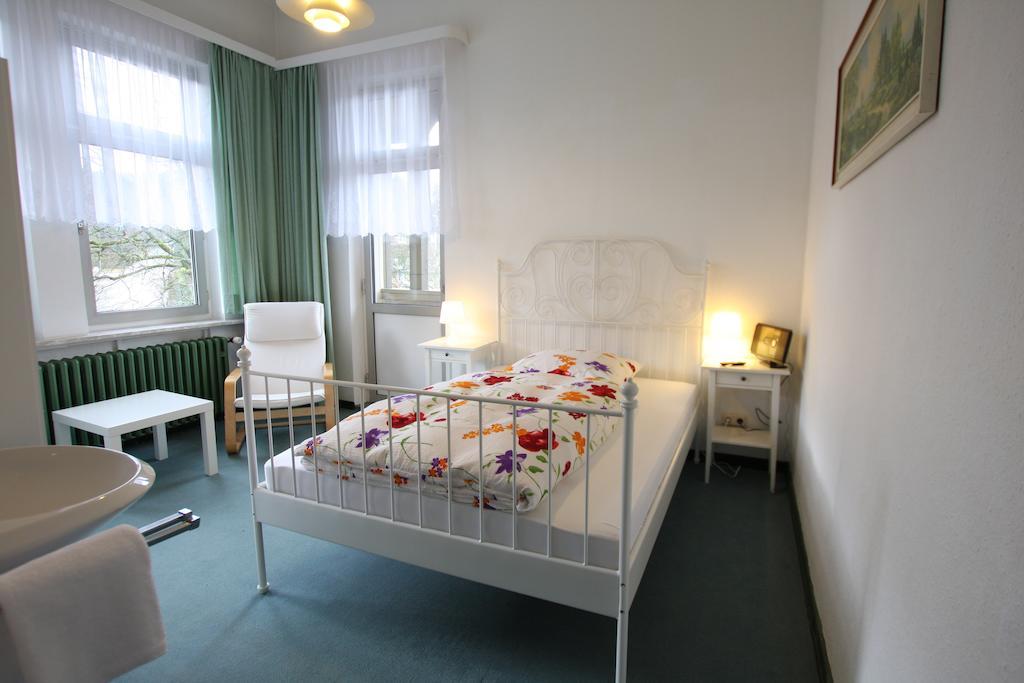 Zimmer mit Queensize-Bett und Gemeinschaftsbad