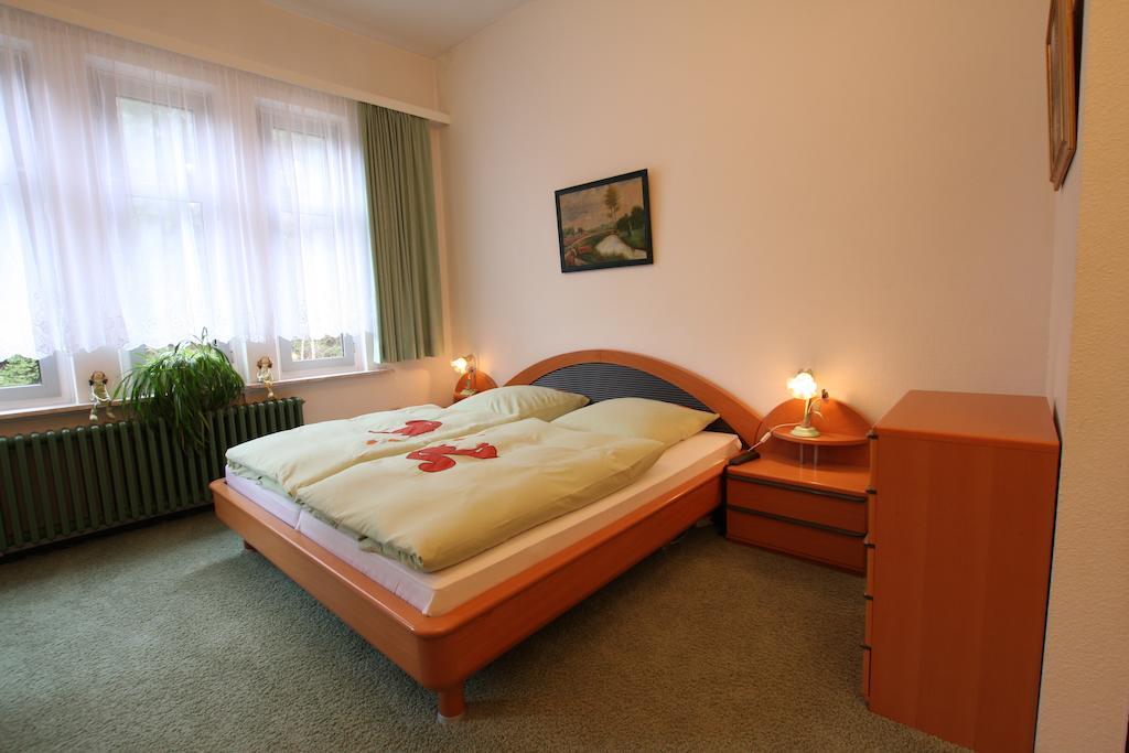 Zimmer mit Kingsize-Bett und Bergblick