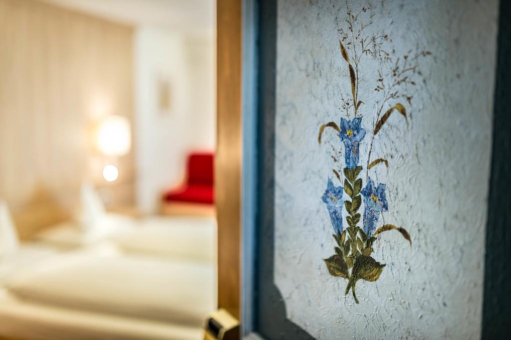 Doppel-/Zweibettzimmer mit Balkon