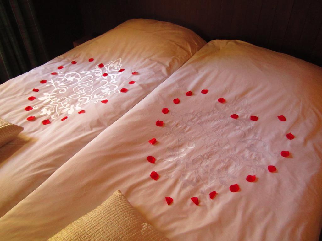 Tweepersoonskamer met 2 Aparte Bedden en Badkamer