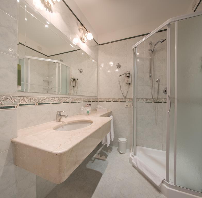Deluxe Double or Twin Room with Lake View