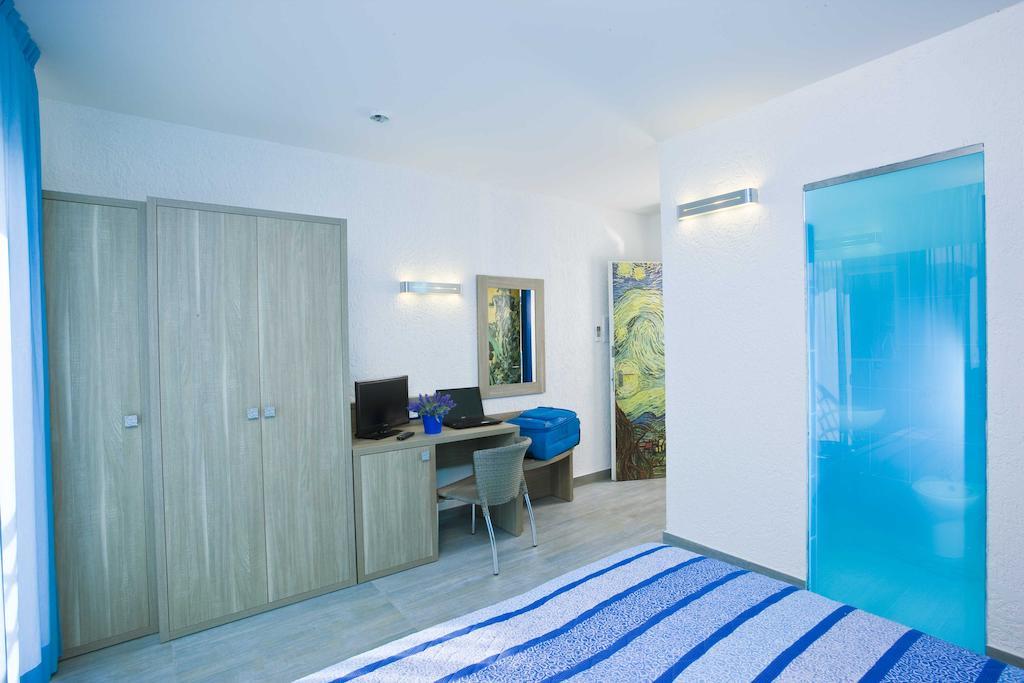 Doppel-/Zweibettzimmer mit seitlichem Meerblick