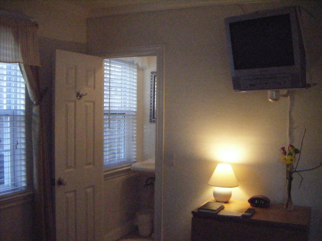 Standard Queen Room