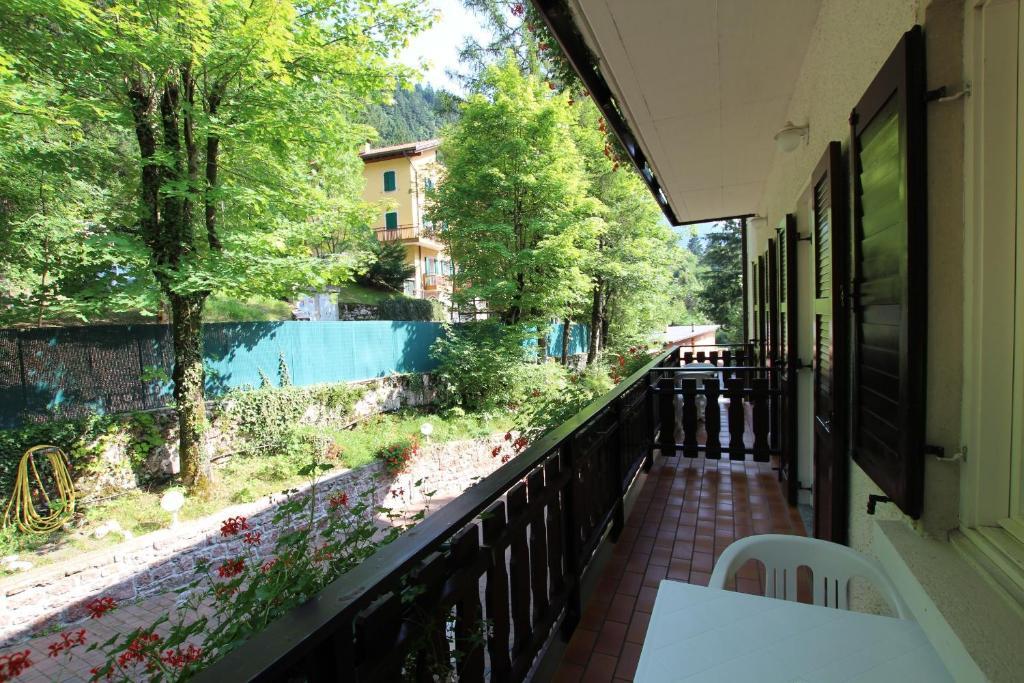 Tweepersoonskamer met 1 Tweepersoonsbed of 2 Eenpersoonsbedden en Balkon - Uitzicht op het Bos