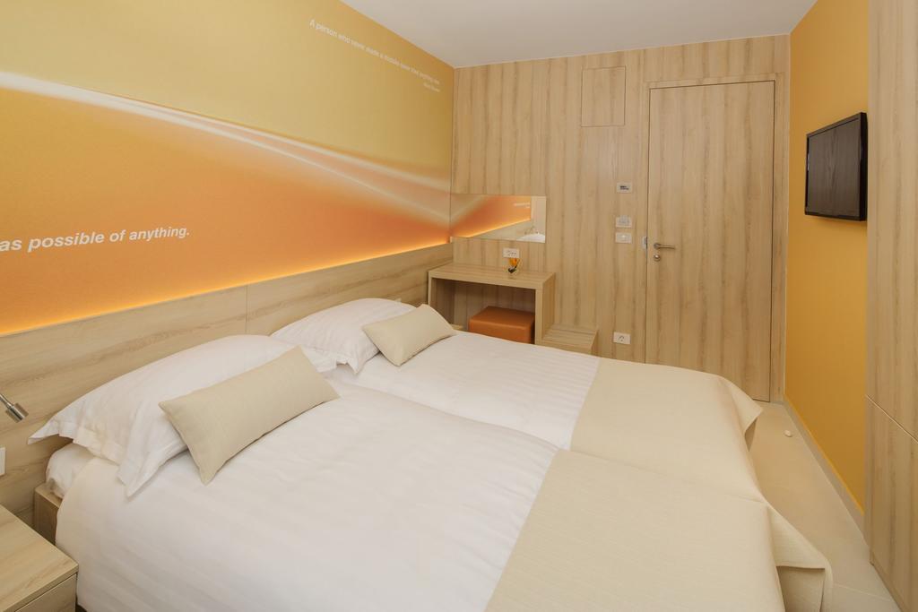 Classic Room with Balcony - Park Side
