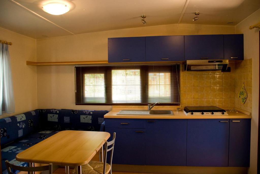 Mobile Home (5 Adults)
