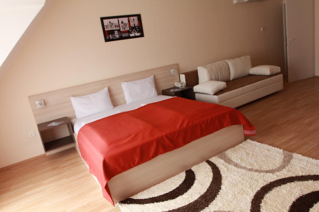 Large Double Room,724288012:JPEG