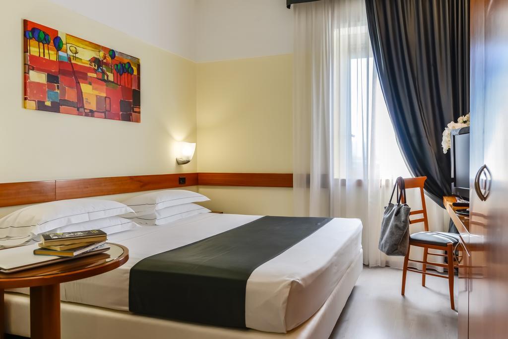 Standard Double or Twin Room,682165815:JPEG