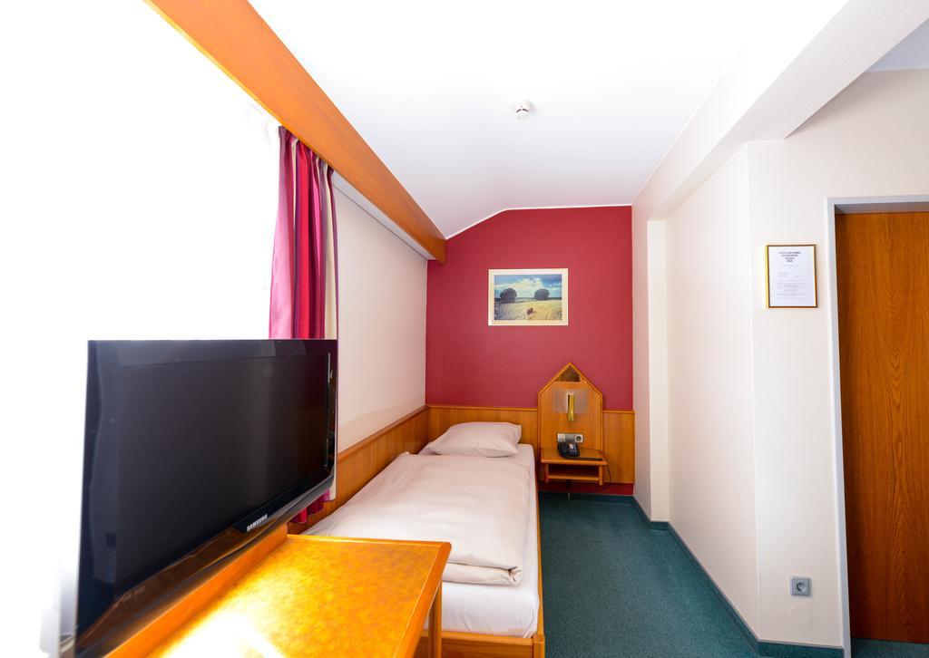 Single Room,683515458:JPEG