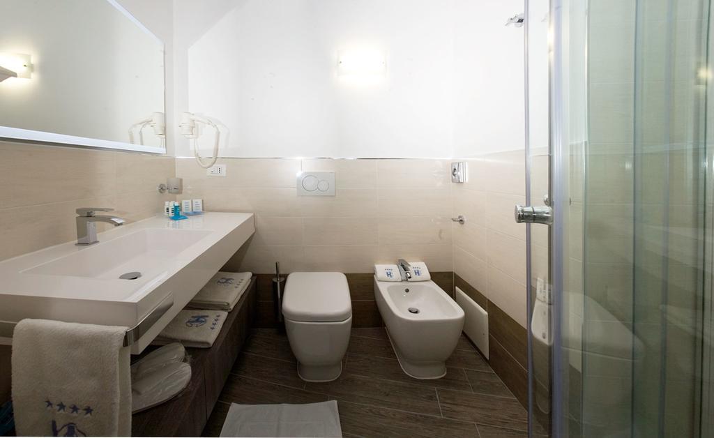 Double or Twin Room with Balcony and Lateral Sea View