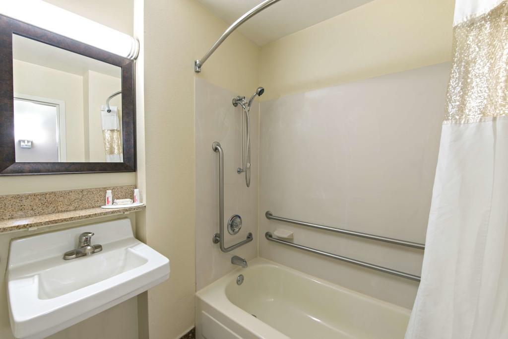 King Room - Mobility Accessible/Non-Smoking