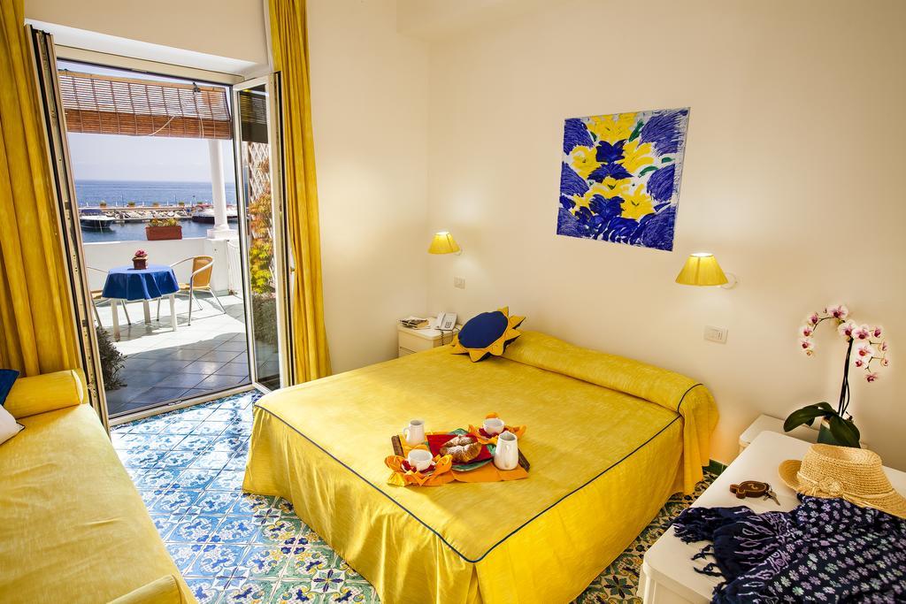 Dreibettzimmer mit Zugang zum Strand
