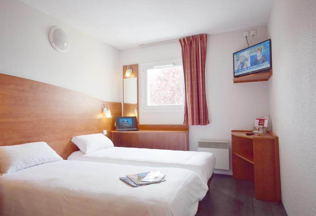 2 Adjacent Rooms