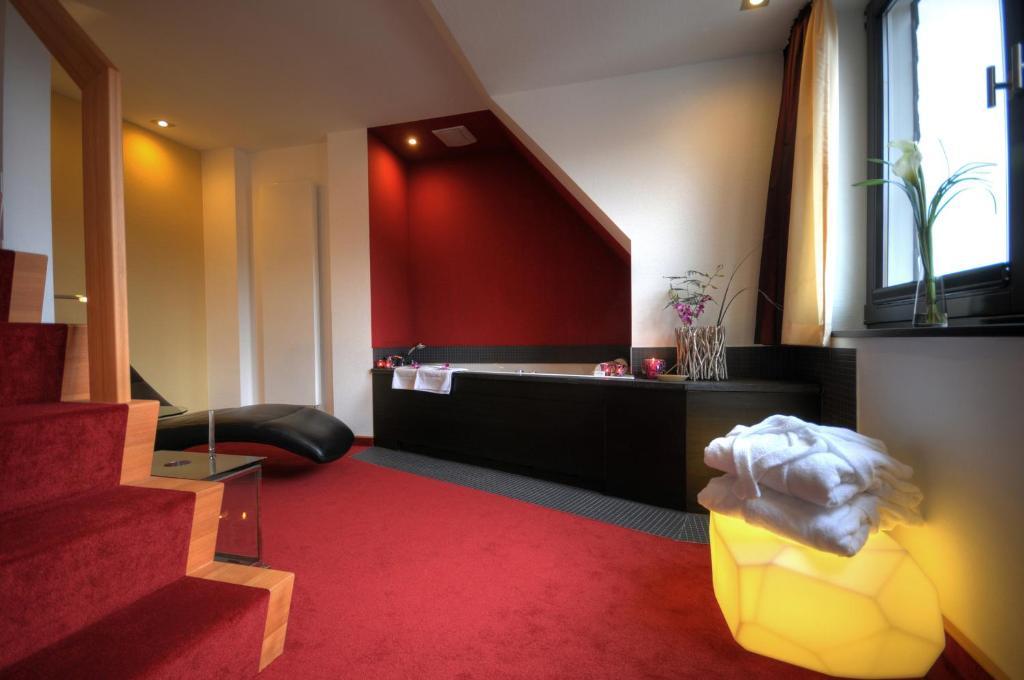 Doppelzimmer mit Whirlpool-Badewanne